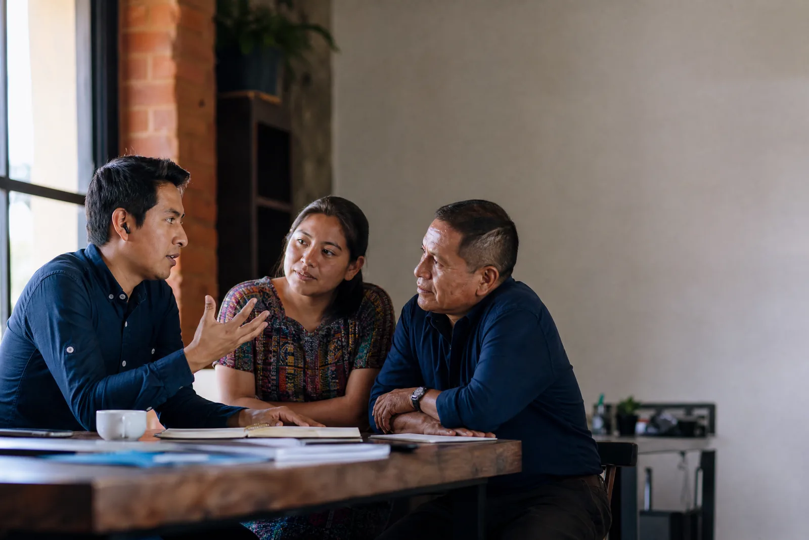 Equipo de trabajo de una pequeña empresa guatemalteca