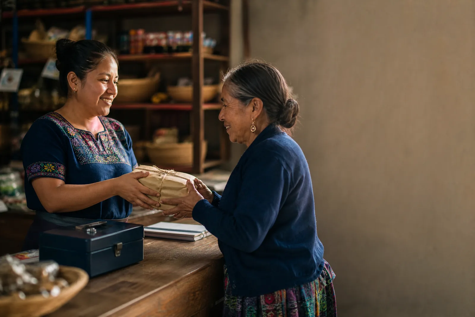Comerciante atendiendo a una clienta en su negocio