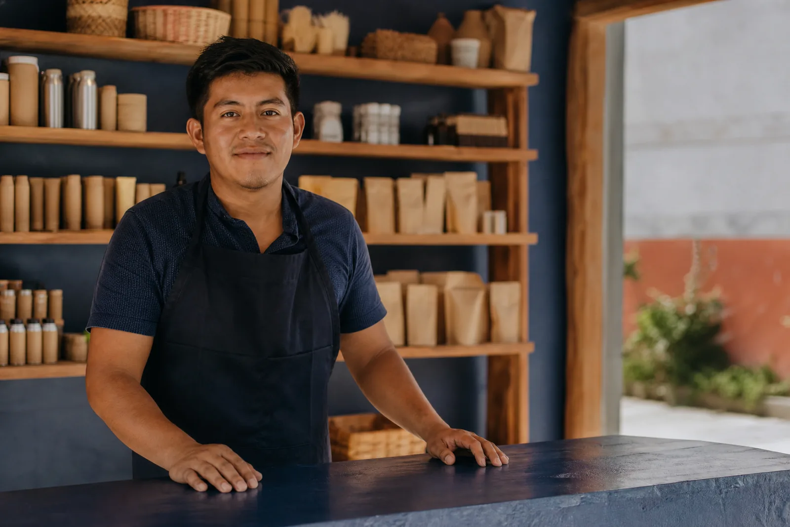 Joven emprendedor en el mostrador de su nuevo negocio