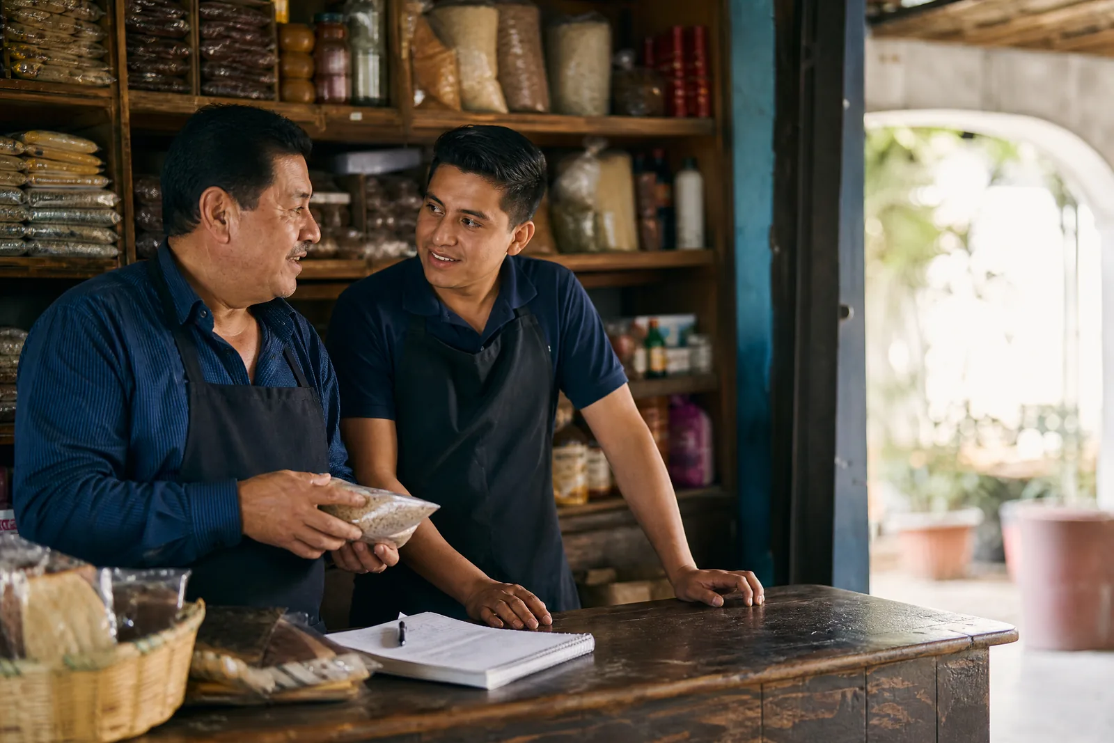 Padre e hijo trabajando juntos en el negocio familiar